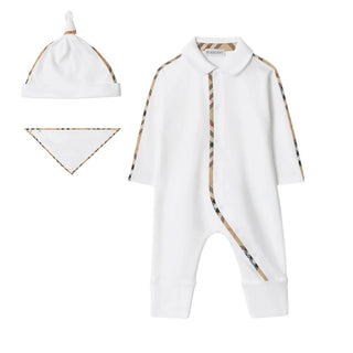 Burberry Tutina Bianca In Cotone Con Cappellino E Bavaglino 8119819 Per Neonati